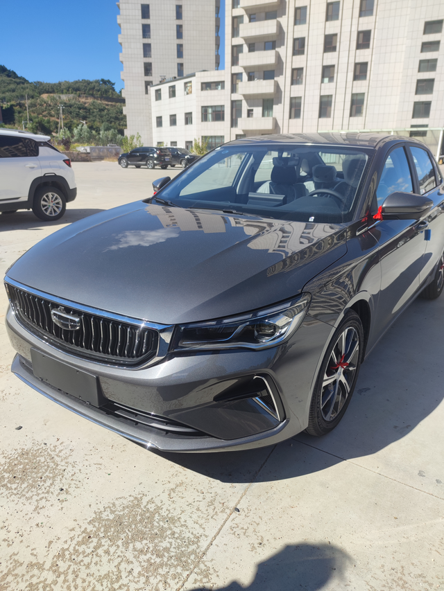 第四代帝豪尊贵版8.45分期落地
应该是啥也没赠，昨天刚提的新车，首付4.45.