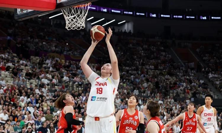 这比赛输的实在无语，人家日本优势在外线，人家就是突分突分找机会投篮，没人粘球，赶