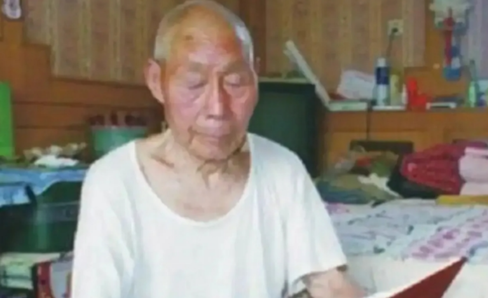 1949年，金门战役中，我军登岛的9000名将士全军覆没，不是牺牲就是被俘，10