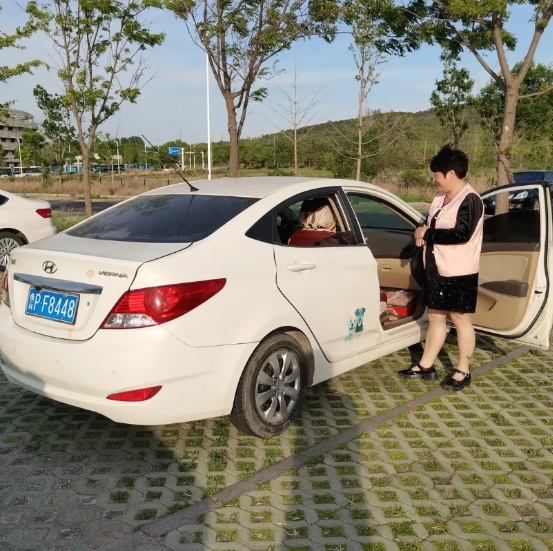 2025年5月17日全家到黄岛旅游，在银沙滩附近，发现本人手机不见了，遂用儿子的