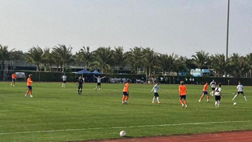 热身赛山东泰山1比2被大连逆转，新星内切远射破门，两套阵容出场