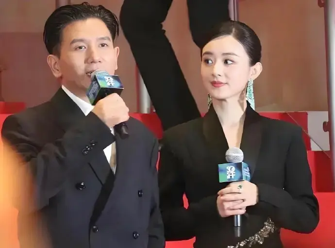 赵德胤比冯绍峰还小四岁呢，怎么能说老？“赵丽颖恋情”登上热搜，有人骂这个导演看着