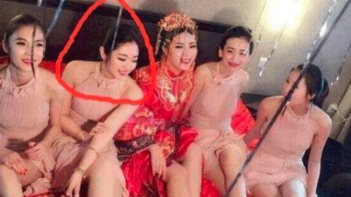 “当伴娘不仅得漂亮，坐姿也很很重要的！”这姿势多尴尬啊哈哈哈