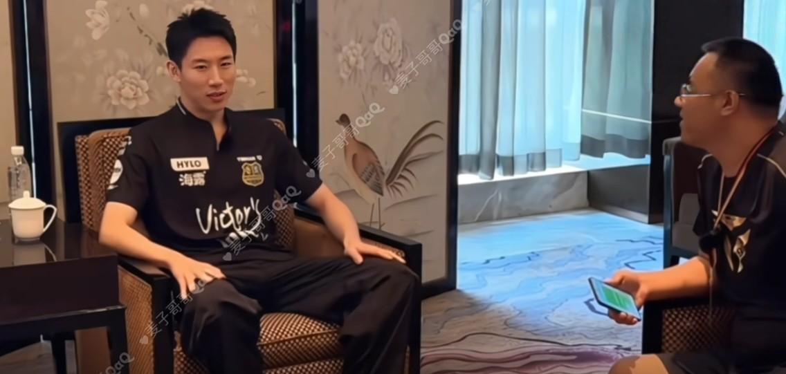 程靖淇采访被问到：当今乒坛谁最强大？
程靖淇回应：这个问题很难回答，是一个双向选