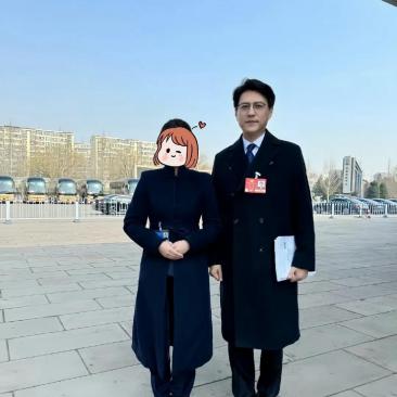 我查了一下，这确实是两张不同的合照真是一个合格的合影对象