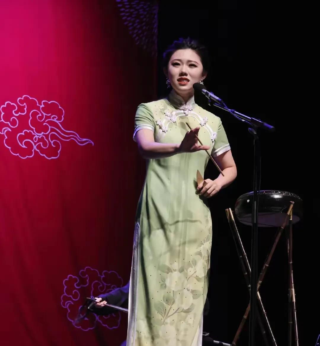 《这回郭德纲不吹牛逼挽救鼓曲来》
      最近，郭德纲允许鼓曲演员直播带货了