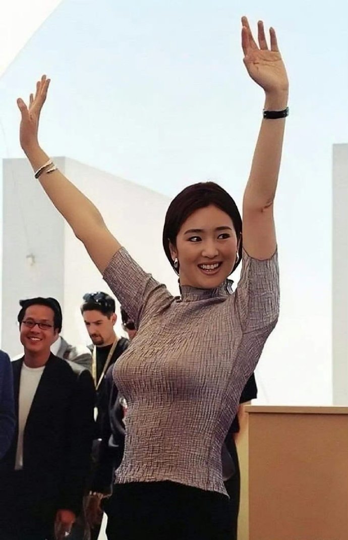 巩俐年轻时也太惊艳了，这身材曲线超迷人，怪不得大导演当年那么喜欢