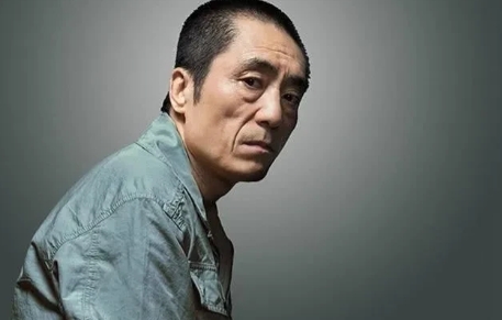 1993年，张艺谋看了余华的小说久久无法入睡，第二天拿着20000元找到余华，买