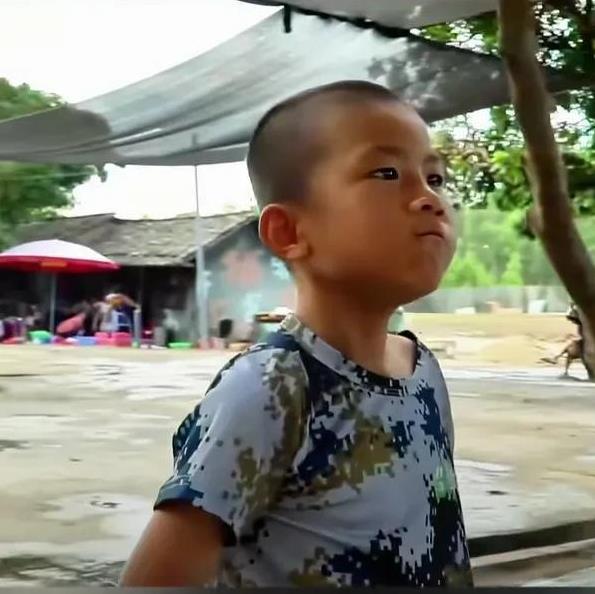 军事夏令营活动中，小孩哥竟然怒摔帽子，还激动地说：老子不演日本人！
一旁的教练被