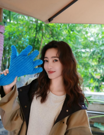 王丽坤给所有女人提了个醒，那就是你可以结婚，也可以离婚，也不可以几年不工作，但是