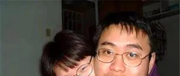 2005年，清华女博士陈丹蕾趁丈夫熟睡时，果断拿出手枪、扣动扳机，直接打穿丈夫头