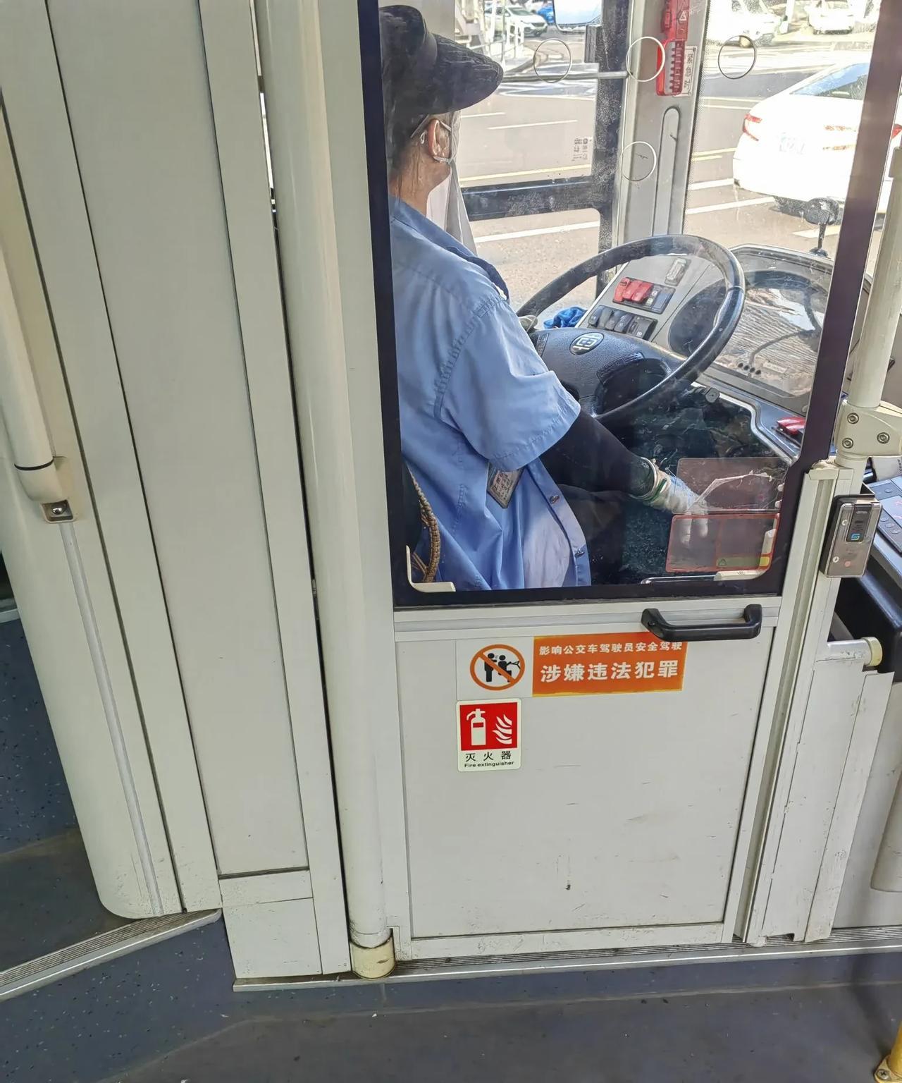 一大早上就是热浪滚滚，公交车司机也是全副武装，做好了防晒准备，帽子，眼镜，防晒面