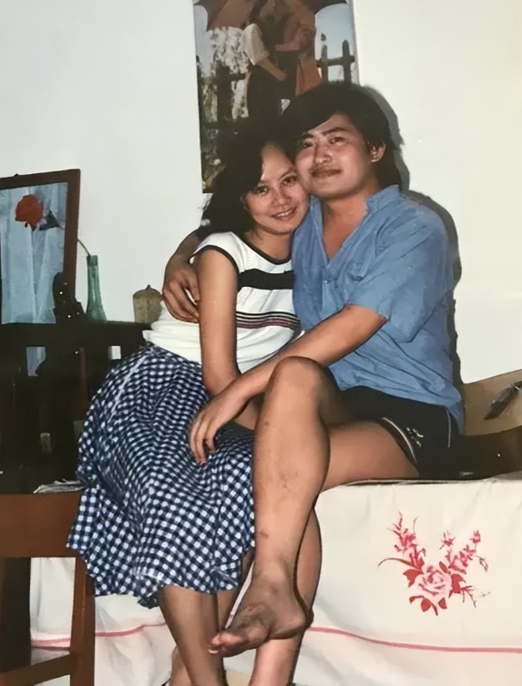 1988年，刘欢认识了湖南电视台主持人卢璐，相识9天后，便决定结婚。没想到，在结