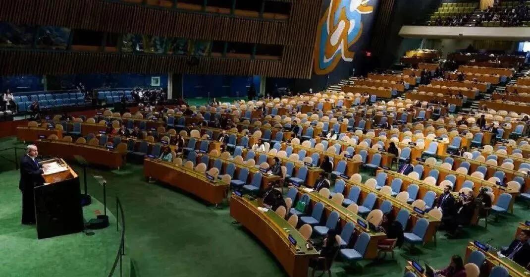 联合国遭遇最尴尬的一幕，
9.26日当以色列总理内塔尼亚胡，走向演讲台时，下面是