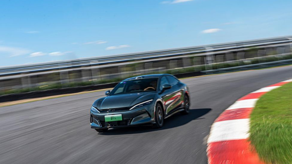 29.6米沙坡霸屏！解锁浮水漂移，全速好玩尽在比亚迪赛车场！