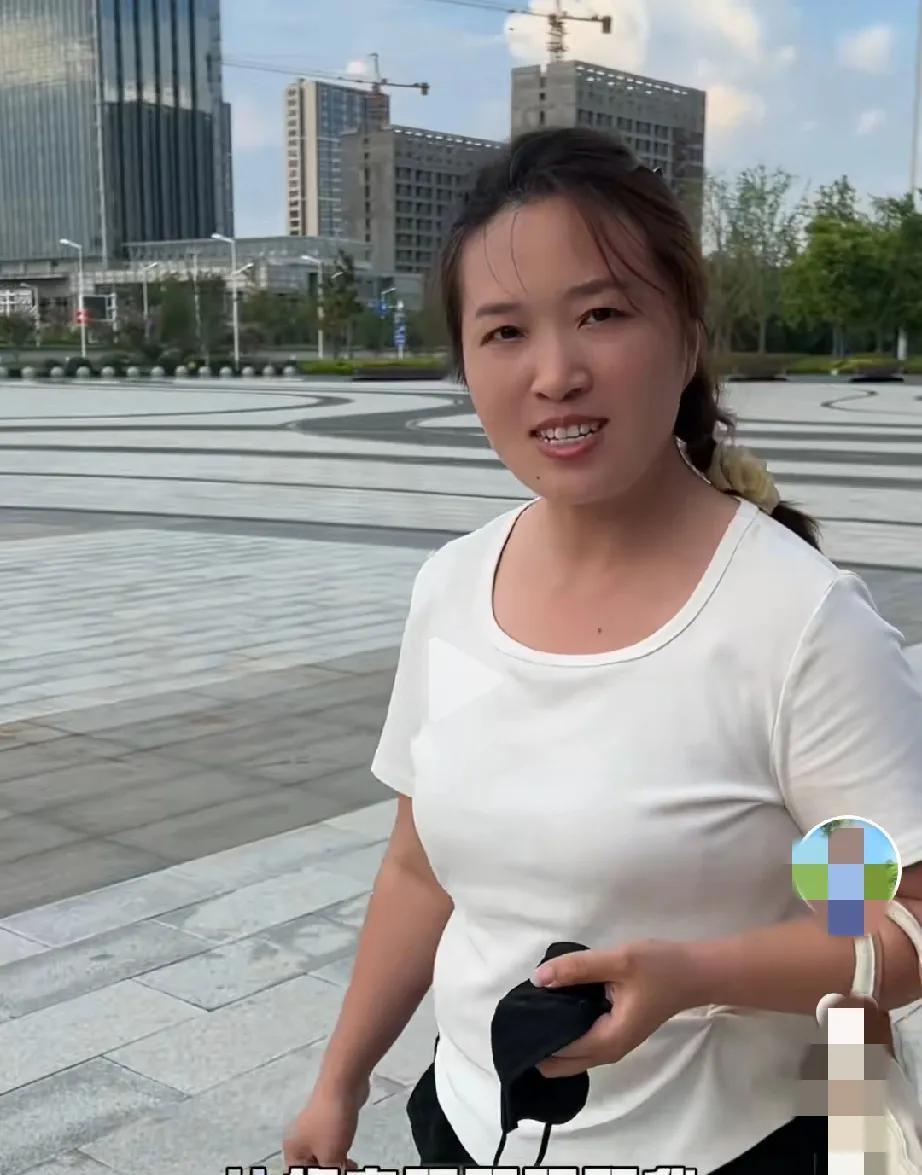 卷毛谎报病情，骗的小娜从河南千里奔袭过来，才发现没他说的那么严重。这种做法不可取