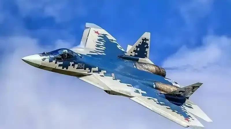 #歼35A和F35相比有哪些优势#
歼-35A采用双发设计，动力冗余度更高，具备