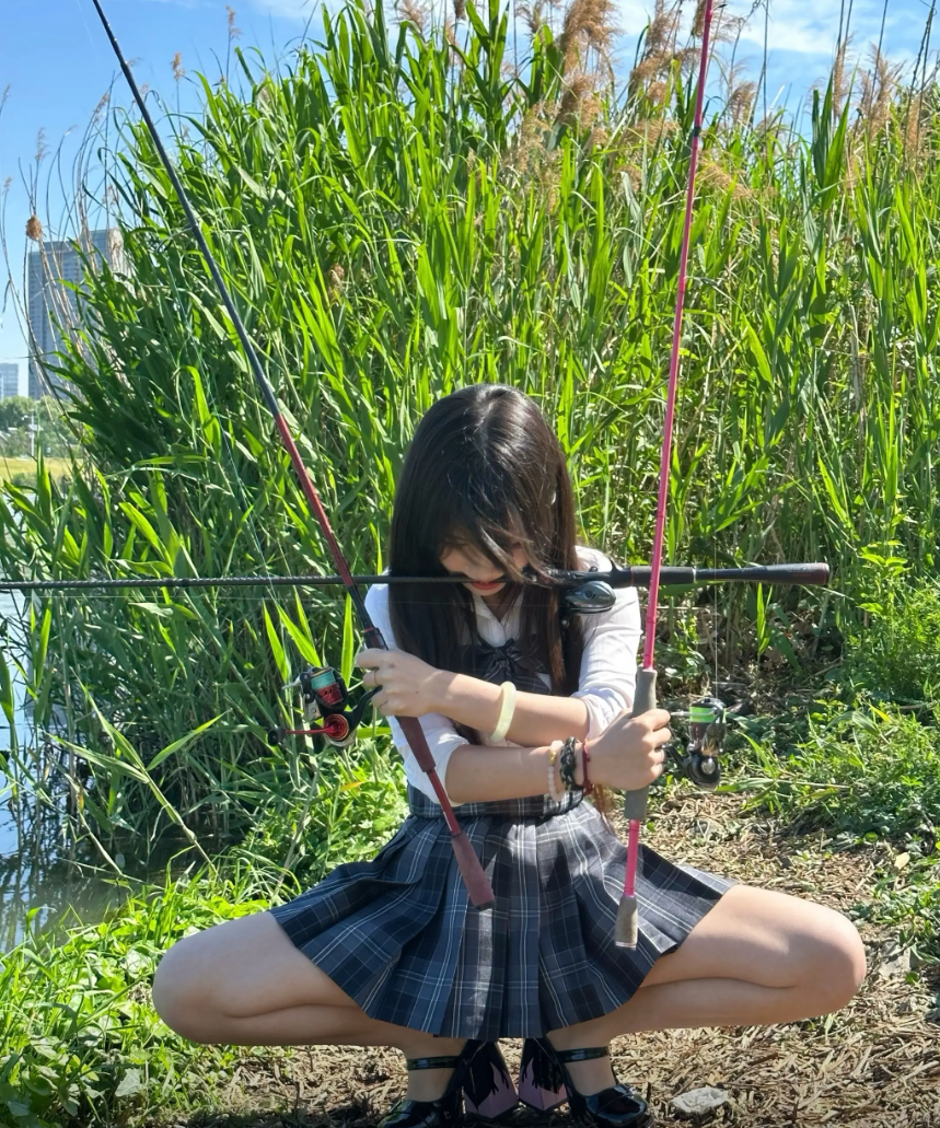 以看这就不是钓鱼人，那个钓鱼人不是晒的反光？