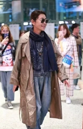 以前舞台上光鲜亮丽的她，在现实生活中已然成为了大妈，这样的服饰，太普通了，还不如