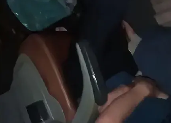 8月6日，河南信阳一大巴车上一老头紧挨着11岁女孩坐下，拿衣服把女孩盖起，一直往