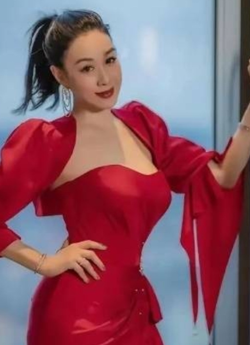 在时尚舞台上，钟丽缇向来是个“狠角色”。54岁的她，依旧延续着敢穿敢秀的风格，最