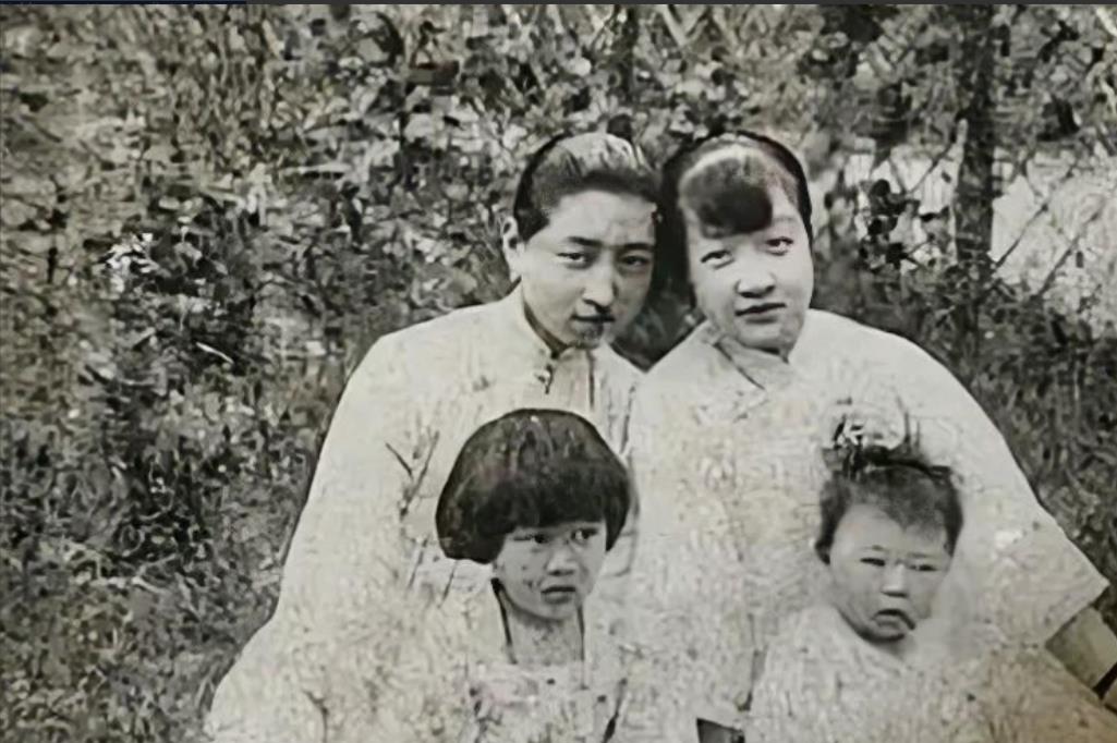 1949年冬天，上海亭子间，一位曾被78个仆人伺候的千金小姐，蜷缩在破棉絮里，咬