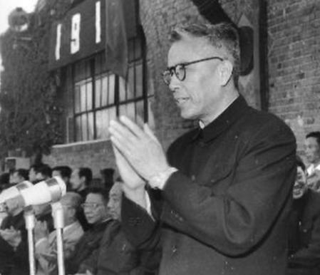 1993年冬，92岁的周培源晨练回家后，对着妻子说：“我爱你！”妻子回看丈夫一眼