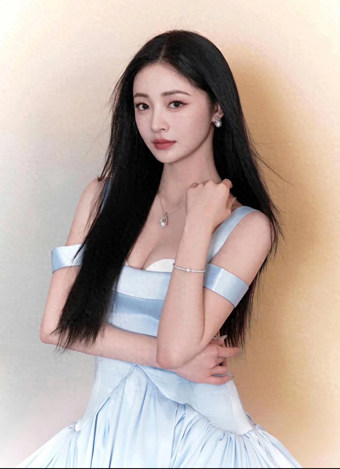 周洁琼身着淡蓝轻纱裙，宛如梦幻仙子！