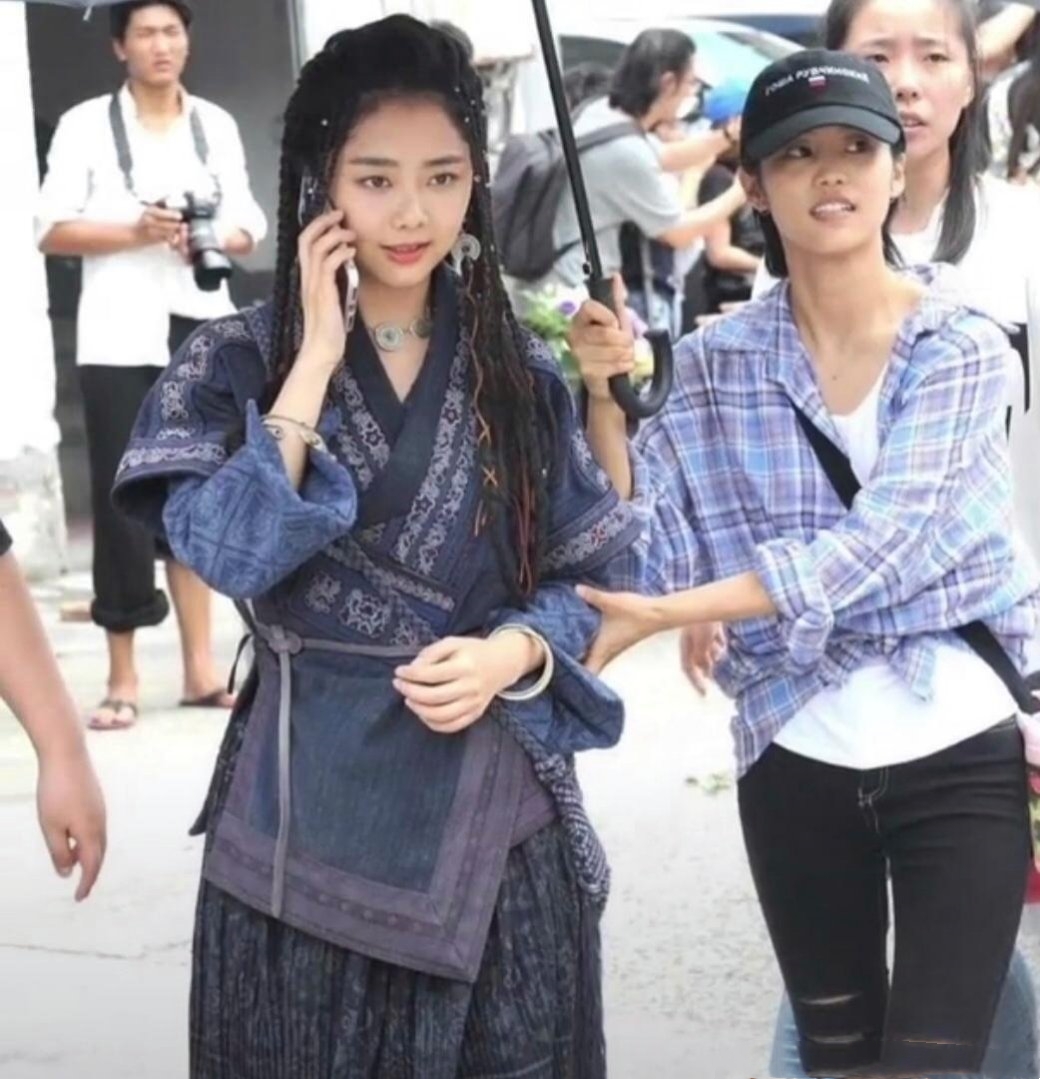 谭松韵长得确实不算很好看，还不如身边的助理呢！但是，人家走红是靠演技的而不是美貌