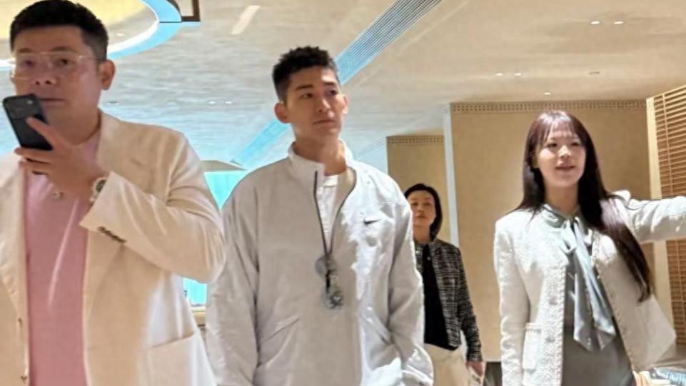 张翰7500万豪宅曝光！41岁孤身看房无人问津，从顶流霸总到透明人