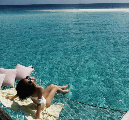 发丝飘动、自然抓拍，拒绝摆拍感，不看镜头更舒展。普通人也能拍出生命力，她简直是“