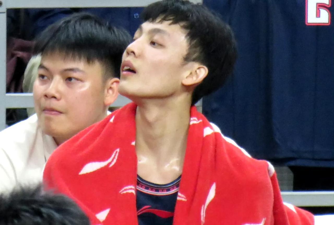 徐杰分享抢篮板经验：
“就是对篮板落位有一个判断，通过平时训练，还有比赛去获取更