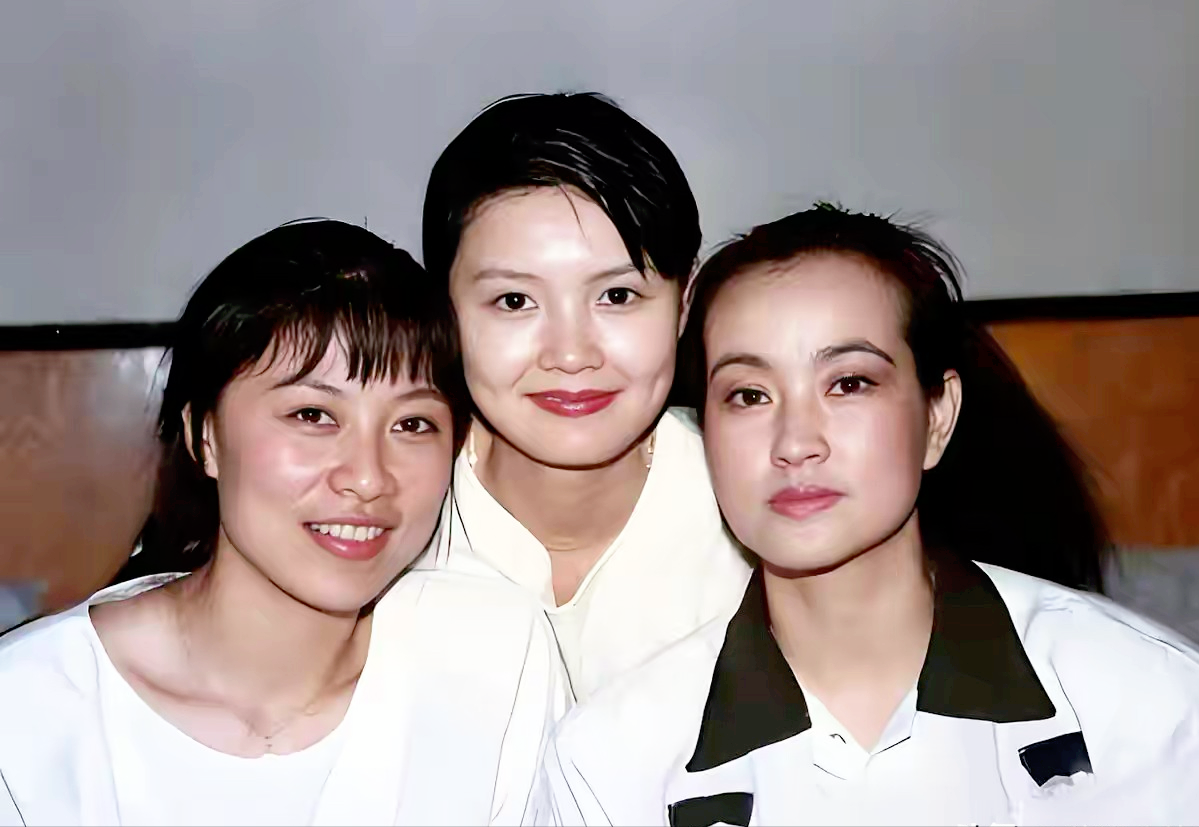 刘晓庆年轻时候真的一般，演技却是三人最好的一个，中间的是谁？