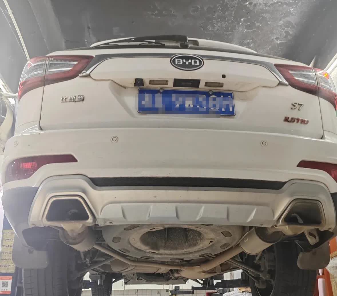 今天补胎时真被惊到了！

路边摊老板正给一台老掉牙的比亚迪S7换胎，车身漆面