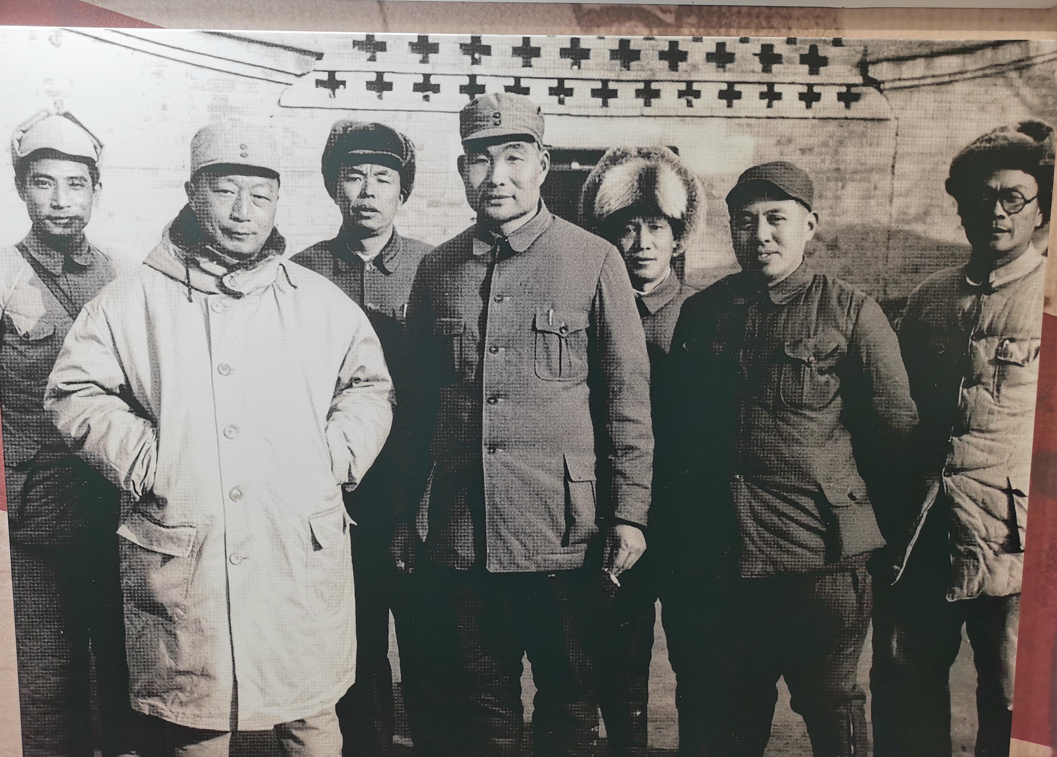 四野先遣兵团挥师入关，和华北军区领导人聂荣臻会合，站C位的不是聂荣臻元帅，而是那