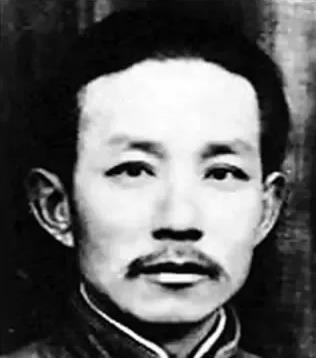 1943年，新四军团长汤景延因打死3名战士后带着600人投敌投向日本，本应遭到严