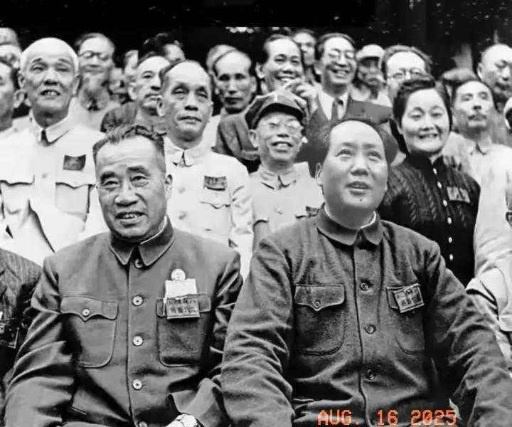历史老照片分享。
1949年9月17号，毛主席在中南海勤政殿前与出席新政协筹备会