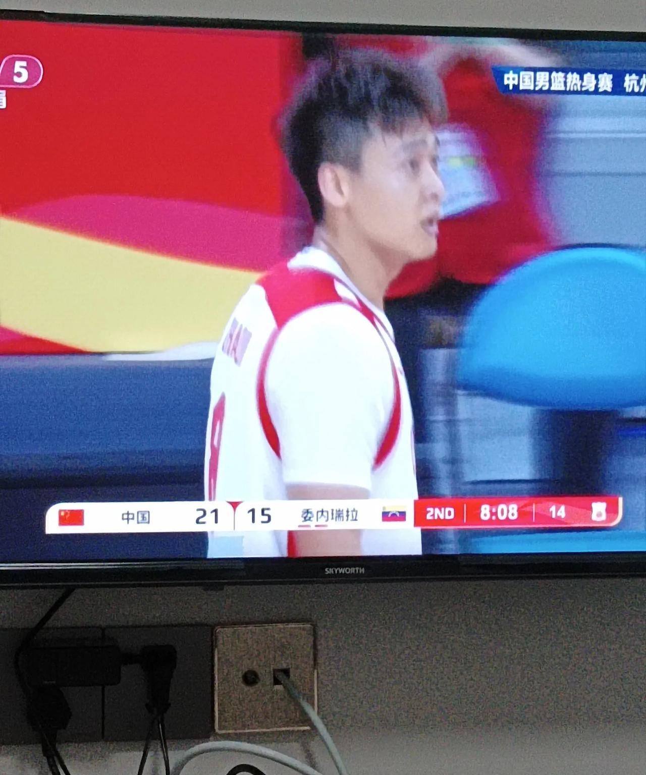 中国男篮77:49战胜委内瑞拉队，取得热身赛的首场胜利。
中国男篮世界排名30位