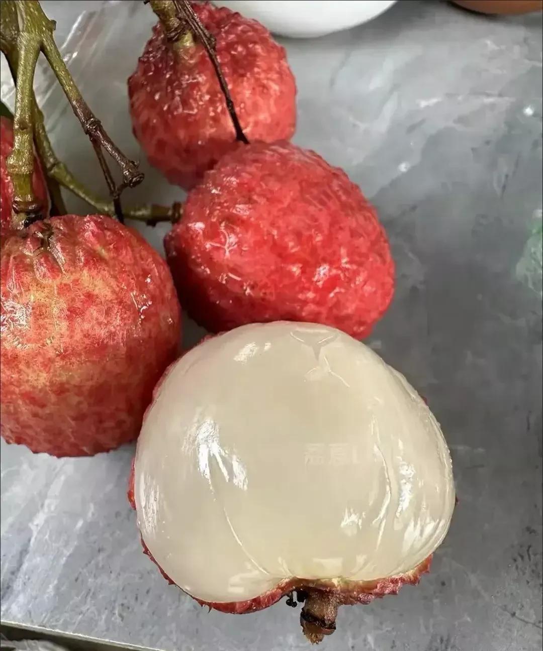 看了长安的荔枝，  
我问我爸，就不能赶在荔枝快熟前，  
把整颗树挖去长安吗？