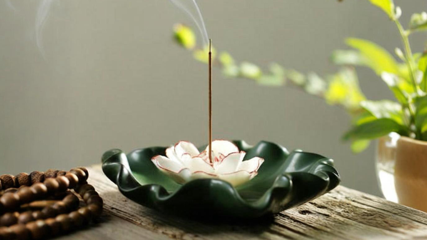 点燃一炷沉香，偷得半日浮闲与安宁