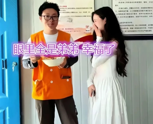 云南有段视频引发网友热议：22岁女大学生，特意穿一身白长裙到工地上看他。原来是两