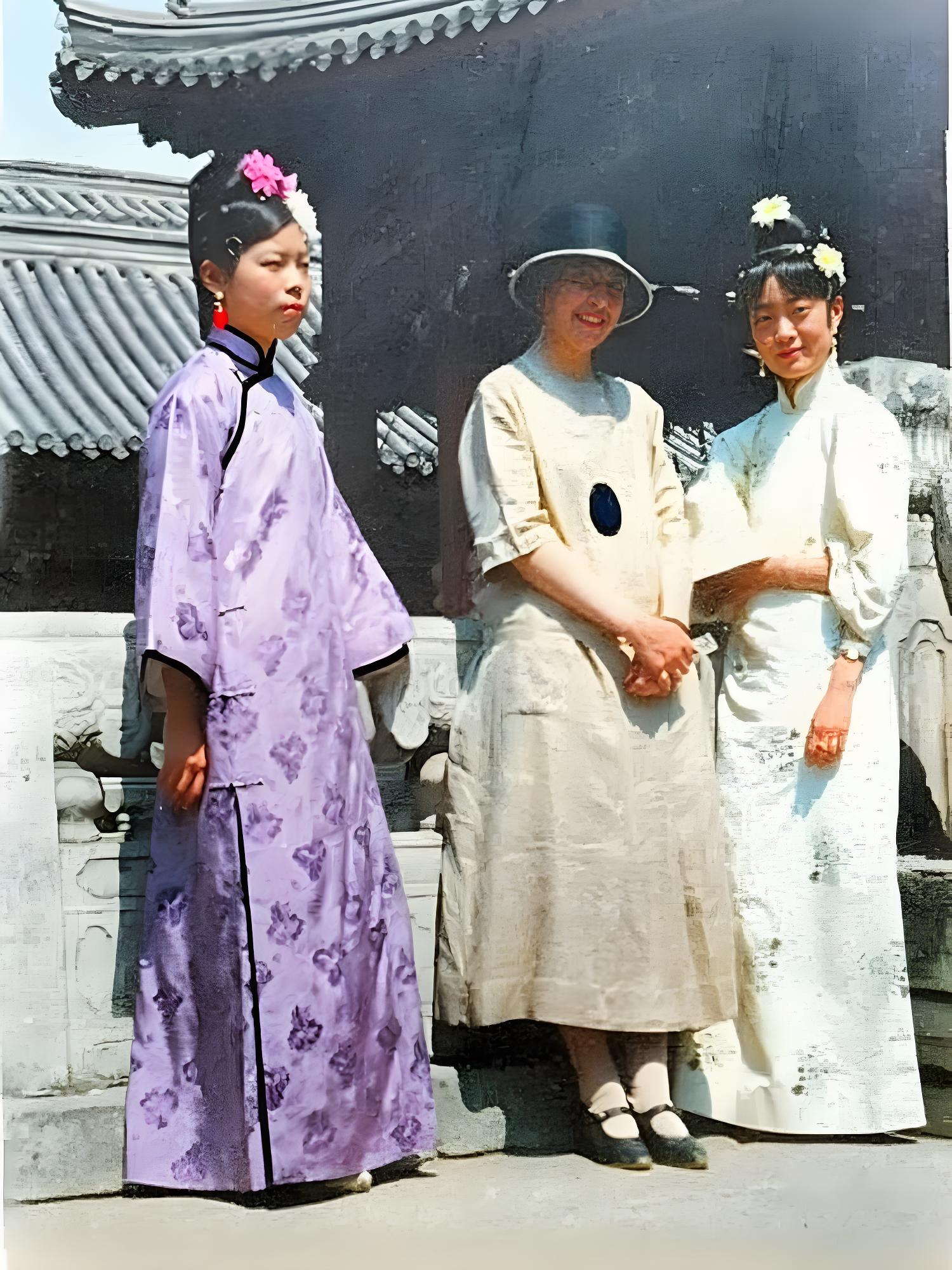 图中展示了1922-1924三人的在紫禁城内的合影场景，从左到右分别是皇妃文绣、