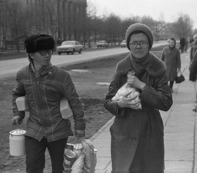 1983 年，苏联新库兹涅茨克，购物归来。