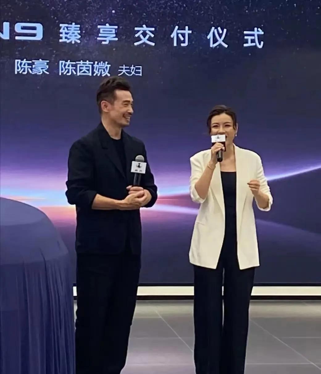 陈豪与陈茵媺广州提车秀恩爱，颜值实力兼备，感情历程甜蜜，堪称事业家庭双丰收典范。