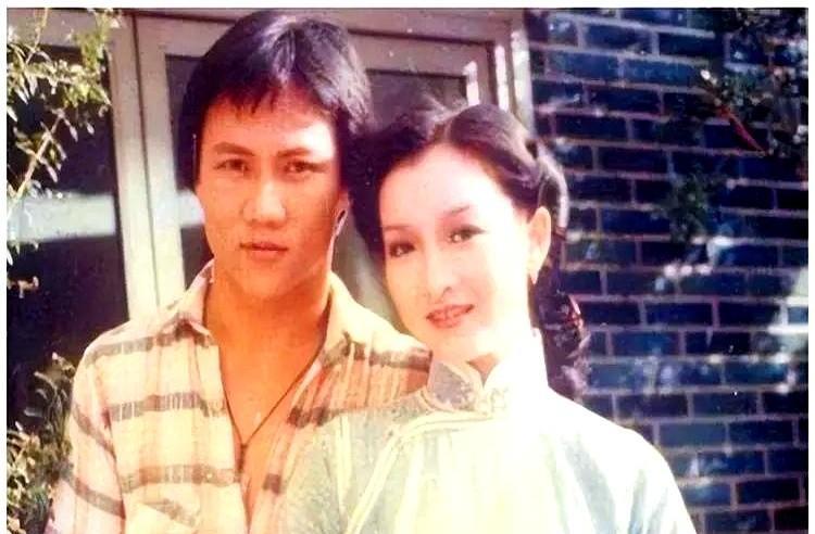 “黄元申+李一桐”同框，老经典撞上新流量，一秒点燃热搜。
老剧粉忙着考古，新剧粉