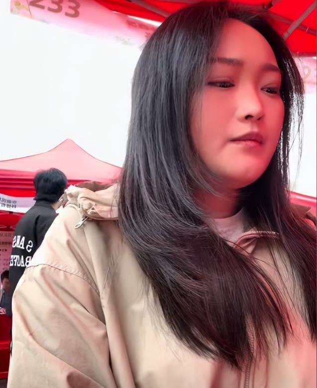 心酸！女研究生安徽招聘会现场应聘：月薪6000元，还面临加班单休
当农学女硕士在