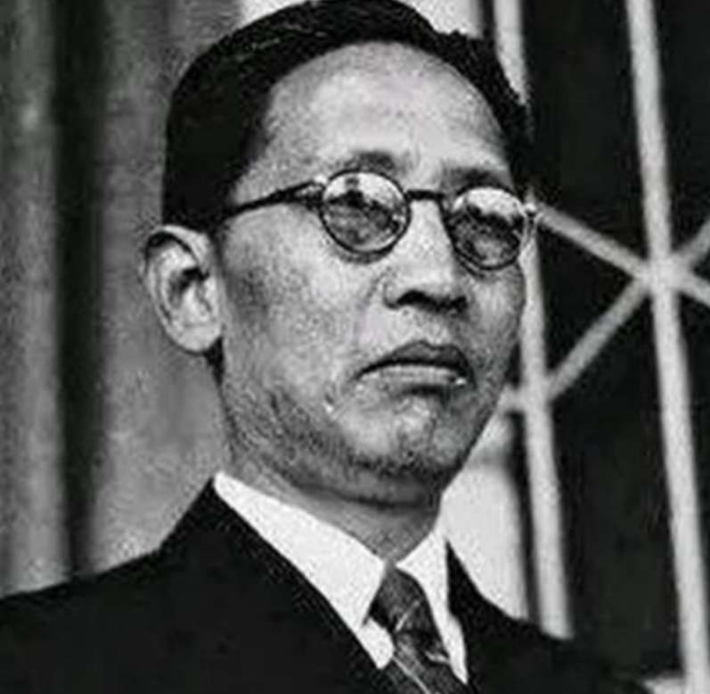 1949年1月，中统特务头子叶秀峰把2700根金条交给儿子，让带着去台湾，不料，