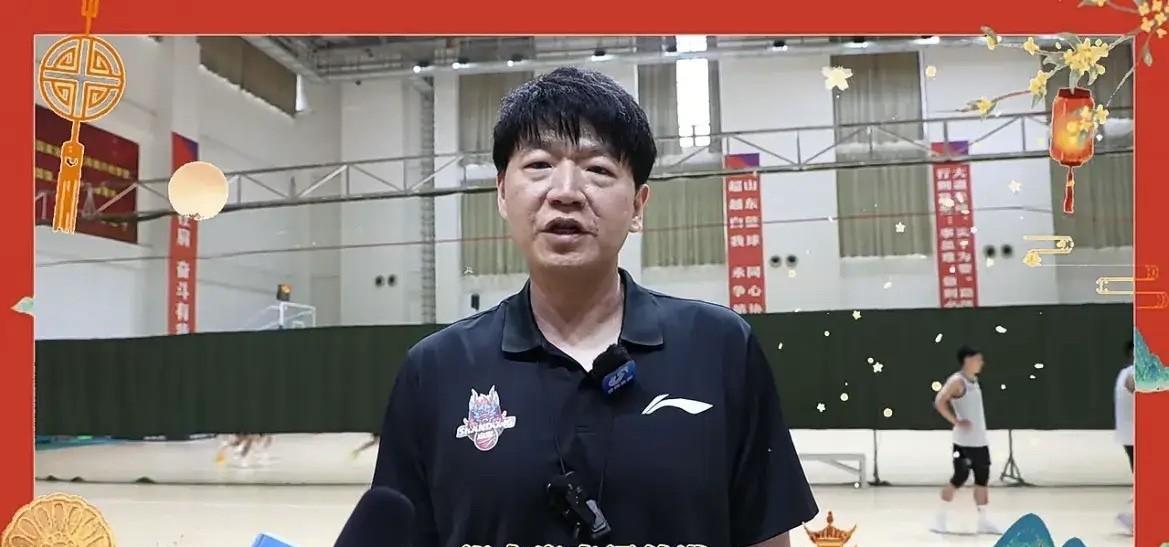 山东男篮的邱彪主教练得观看全运会比赛，从中总结经验并进行自我反思，以提升球队的整