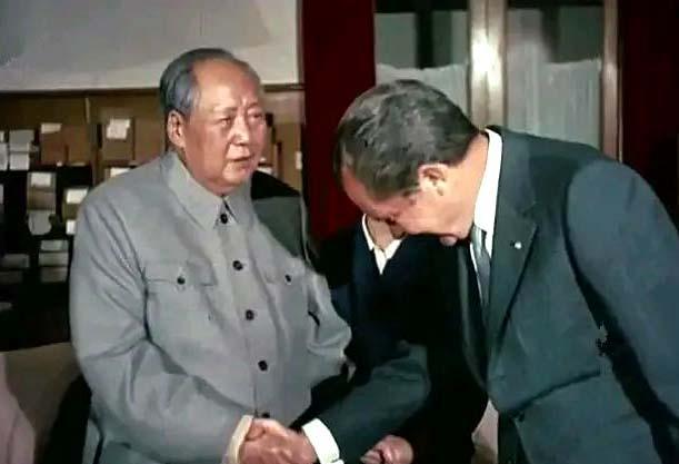 毛主席会见尼克松时，尼克松随身携带的装有核按钮的手提箱突然失灵了，让随从人员吓出
