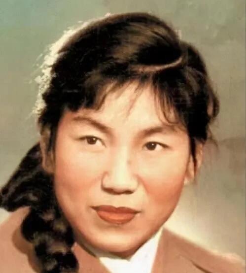 她长相比较朴实，看起来温柔可亲，是真正意义上德艺双馨的表演艺术家，可惜早早地去世